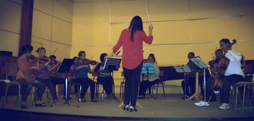 Silvia Sanz dirigiendo a la Yared School Orchestra
