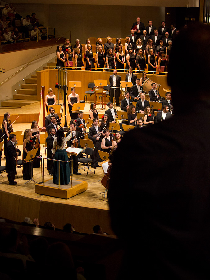 El público en pie en el concierto fin de temporada de la Orquesta Metropolitana de Madrid y el Coro Talía dirigido por Silvia Sanz Torre