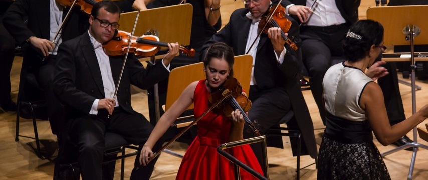 La joven violinista Cristina Cubas Hondal asombró al público del Auditorio Nacional en el estreno de la VI temporada de la Orquesta Metropolitana bajo la dirección de Silvia Sanz Torre