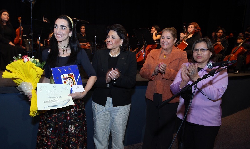 Silvia Sanz distinguida por la Asamblea Legislativa de El Salvador