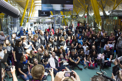 El Coro Talía participa en un flashmob en el aeropuerto de Barajas dentro de los actos organizados por el Teatro Real con motivo de las Jornadas Europeas de la Ópera